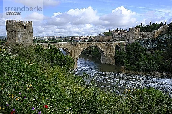 Puente de San Martin Brücke über den Fluss Tajo  Toledo  Kastilien-La Mancha  Spanien  Europa