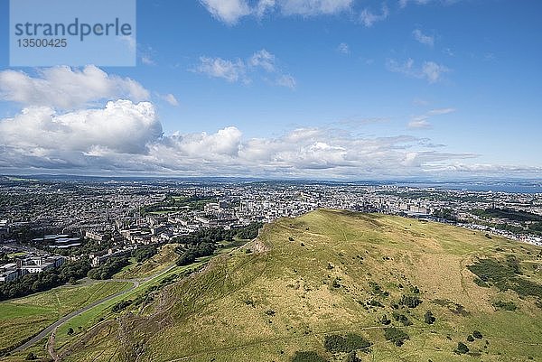 Blick über die Klippen von Salisbury Crags auf die Stadt Edinburgh von Arthur's Seat  Schottland  Vereinigtes Königreich  Europa