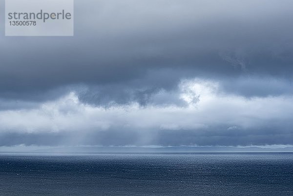 Dunkle Wolken über dem Atlantischen Ozean  Isle of Skye  Schottland  Großbritannien