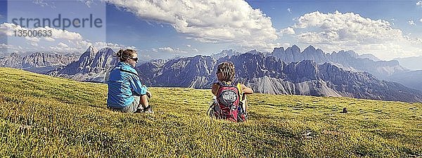 Wanderer auf der Aferer Alm am Plosen  mit Blick auf die Aferer Geisler Gruppe und den Peitlerkofel  Würzjochkamm  Villnösstal  Dolomiten  Provinz Bozen  Italien  Europa