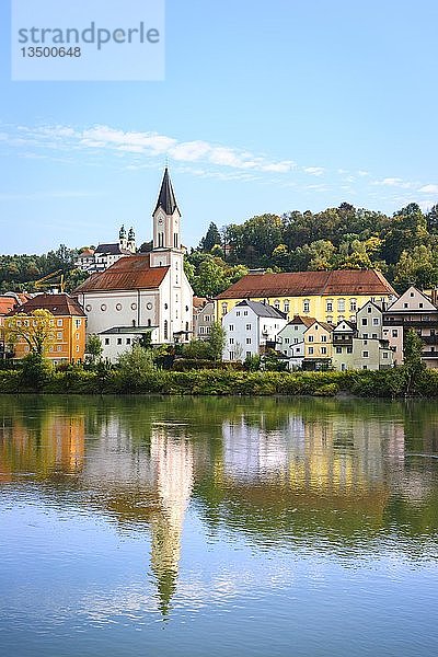 Blick von der Innpromenade auf die Kirche St. Gertraud und die bunten Häuser der Ledergasse am Innufer  Passau  Niederbayern  Bayern  Deutschland  Europa
