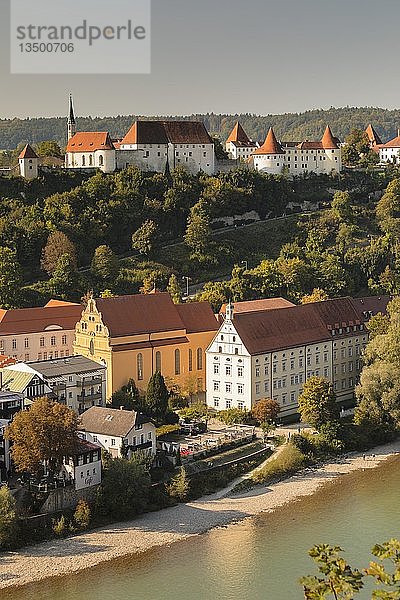 Blick über die Salzach  Altstadt mit Burg  Burghausen  Oberbayern  Bayern  Deutschland  Europa