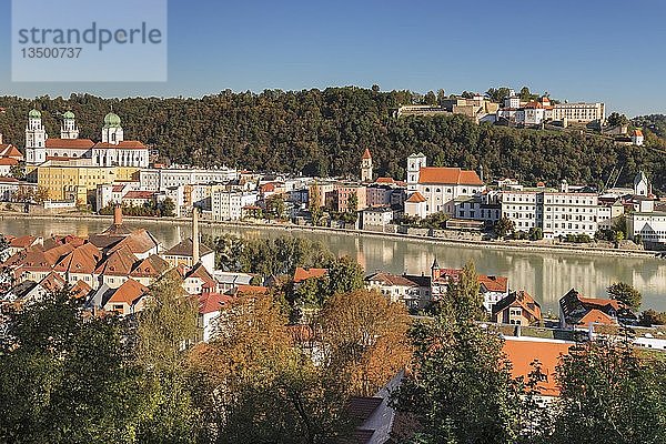 Blick über den Inn auf den Stephansdom und die Veste Oberhaus  Passau  Niederbayern  Bayern  Deutschland  Europa