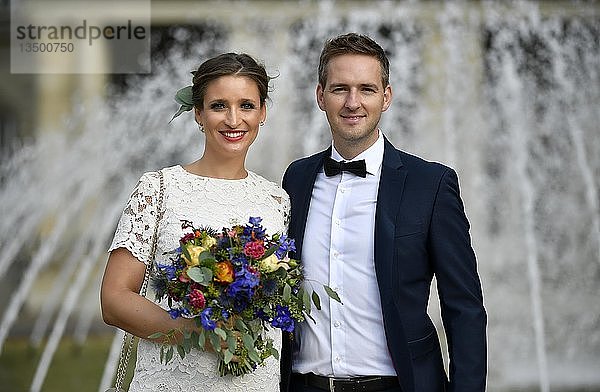 Brautpaar vor einem Springbrunnen  Stuttgart  Baden-WÃ¼rttemberg  Deutschland  Europa