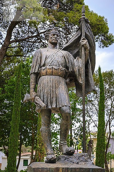Bronzefigur von Odhise Paskali auf dem Grabmal von Ismail Qemali  Vlorë  Vlorë  Qark Vlorë  Albanien  Europa