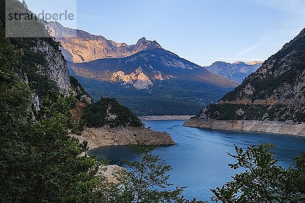 Staudamm Pivsko jezero bei Sonnenaufgang  Provinz Pluzine  Montenegro  Europa