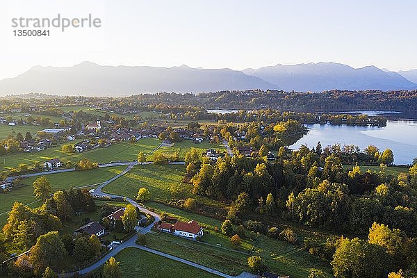 Seehausen am Staffelsee im Morgenlicht  Drohnenaufnahme  Bayerisches Alpenvorland  Oberbayern  Bayern  Deutschland  Europa
