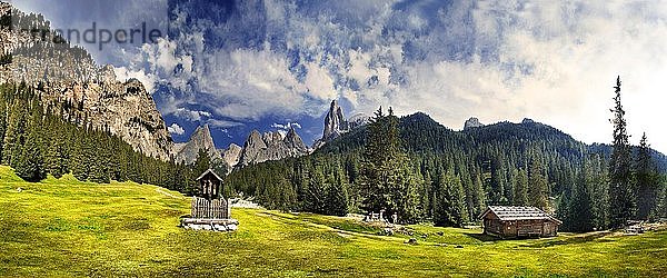 Panoramaaufnahme: idyllische Landschaft  Wegkreuz und Almhütte  San Cyprian  Tiers  Bozen  Italien  Europa