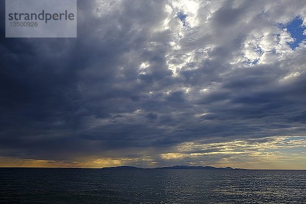 Gewitterwolken bei Sonnenuntergang am Strand  Punta Ala  bei Castiglione della Pescaia  Toskana  Italien  Europa