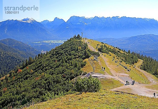 Wanderweg am Gipfel des Wank 1780m gegen das Karwendelgebirge  Garmisch-Partenkirchen  Werdenfelser Land  Oberbayern  Bayern  Deutschland  Europa