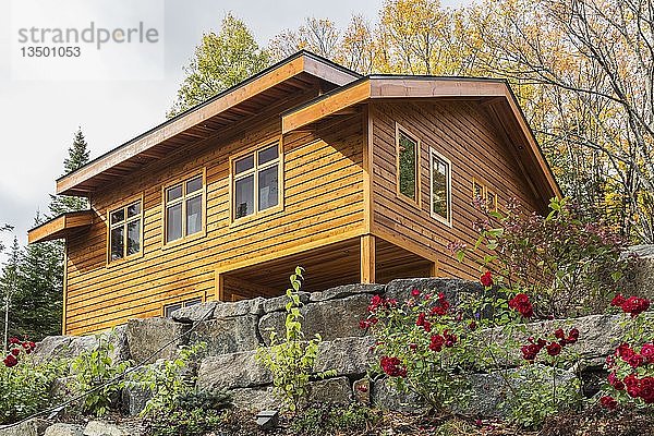 Luxuriöse gebeizte Zedern- und Holzgarage für 2 Autos mit Obergeschoss und Landschaftsgestaltung im Herbst  Quebec  Kanada  Nordamerika