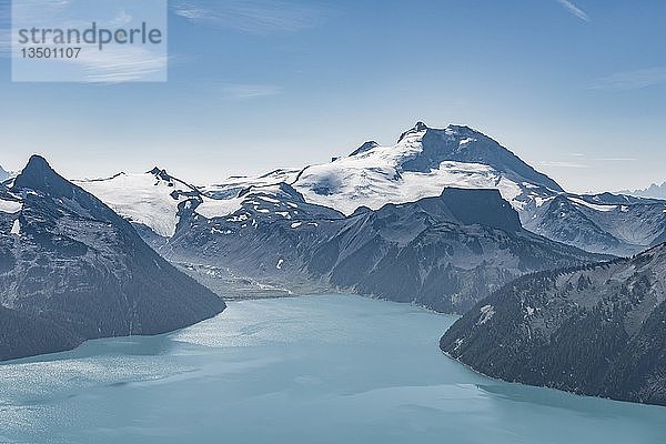 Türkisfarbener Gletschersee Garibaldi Lake vor Bergkette mit Schnee und Gletscher  Mt. Garibaldi  Garibaldi Provincial Park  British Columbia  Kanada  Nordamerika