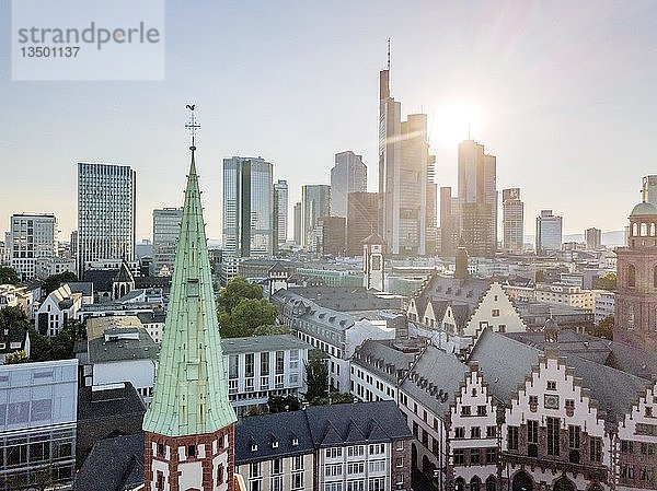 Altstadt und Innenstadt mit Hochhäusern an einem sonnigen Tag in Frankfurt am Main  Deutschland  Europa