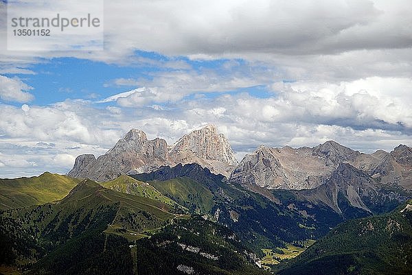 Blick über die Rosengartenalpen in Richtung Marmolada Galcier nahe dem Gipfel der Marmolada bei Tiers  Bozen  Italien  Europa