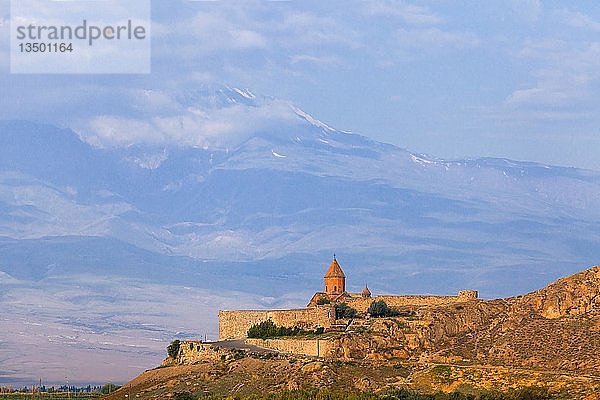 Kloster Khor Virap und die Hänge des Berges Ararat  Armenien  Asien