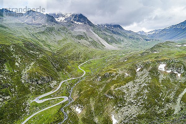 Luftaufnahme  kurvenreiche Passstrasse Flüelapass  mit Wolken  Kanton Graubünden  Schweiz  Europa