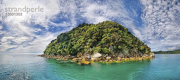 Kugelförmige und grüne Felseninsel  Tonga Island  Tonga Bay  Abel Tasman National Park  Tasman Region  Southland  Neuseeland  Ozeanien