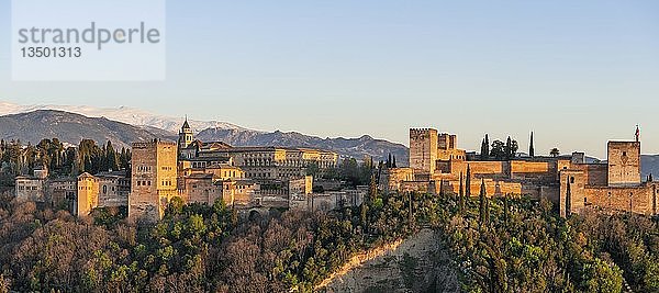 Blick auf die Alhambra im Abendlicht  maurische Stadtburg  Nasridenpaläste  Palast Karls des Fünften  Sabikah-Hügel  Granada  Andalusien  Spanien  Europa