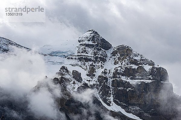 Vergletscherter Berggipfel mit Schnee und Wolken  Banff National Park  Alberta  Kanada  Nordamerika