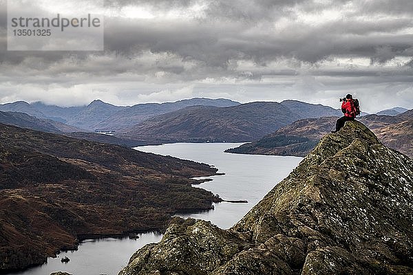 Gipfel des Ben AÃ¡n mit Fotograf  im Hintergrund Loch Katrine und die Highlands  Trossachs National Park  Glasgow  Schottland  Vereinigtes KÃ¶nigreich  Europa