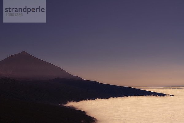 Vulkan Pico del Teide über den Passatwinden  Morgendämmerung  Nationalpark Teide  Teneriffa  Kanarische Inseln  Spanien  Europa