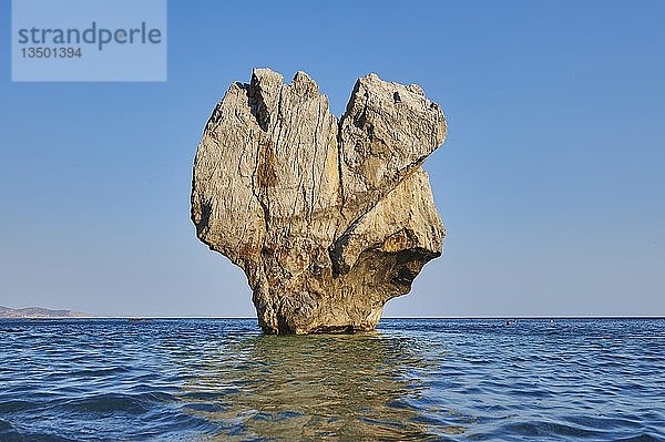 Markanter Fels  Felsformation im Wasser  Strand von Preveli  Kreta  Griechenland  Europa