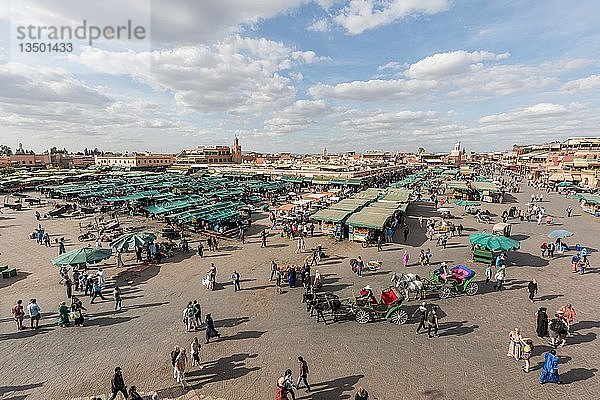 Einheimische auf einem belebten Platz  Djemaa El Fna-Platz  Marrakesch  Marokko  Afrika