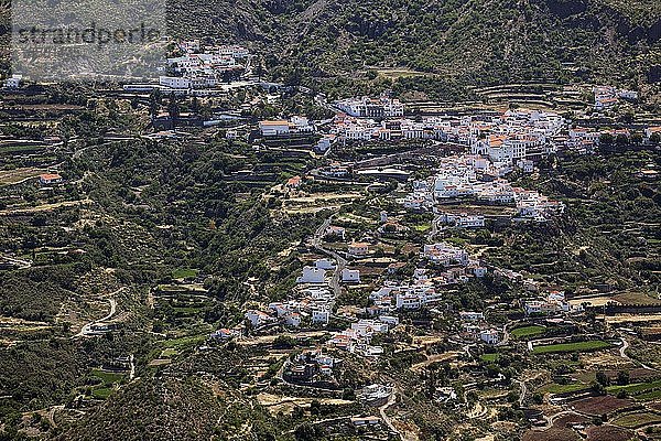 Blick vom Roque Bentayga auf das Bergdorf Tejeda  Barranco de Tejeda  Gran Canaria  Kanarische Inseln  Spanien  Europa