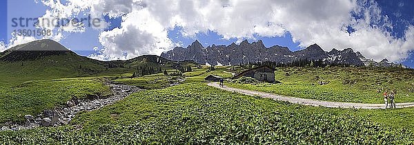 Panorama auf der Ladizalm mit Lalidererwänden  Wanderern  Wiesen und Wolken im Karwendelgebirge  Tirol  Österreich  Europa