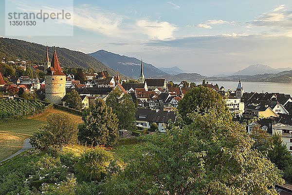 Blick vom Rosengarten am Guggi zum Zytturm  Kapuzinerturm und Kirche  Altstadt  Rigi im Hintergrund  Pilatus  Zug  Kanton Zug  Schweiz  Europa