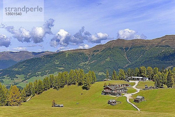 Blick auf die Rotwandwiesen  Bergrestaurant Rudi-HÃ¼tte  Bergstation Rotwandbahn  hinter dem Helm 2433 m  Sextener Dolomiten  Provinz SÃ¼dtirol  Alto-Adige  Italien  Europa