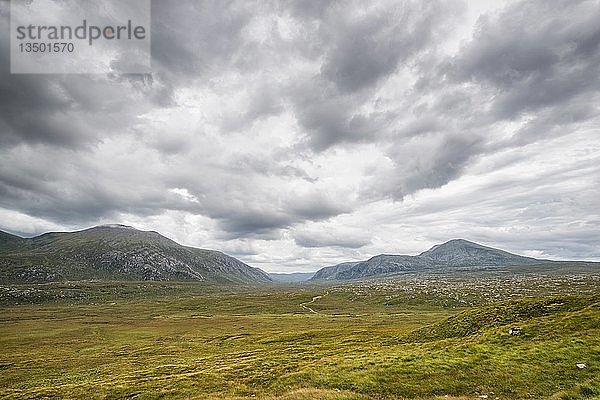 Tal von Strath Dionard mit den Bergen von Cranstackie  801m  links  und Foinaven  911m  rechts  Durness  Schottisches Hochland  Schottland  Vereinigtes Königreich  Europa