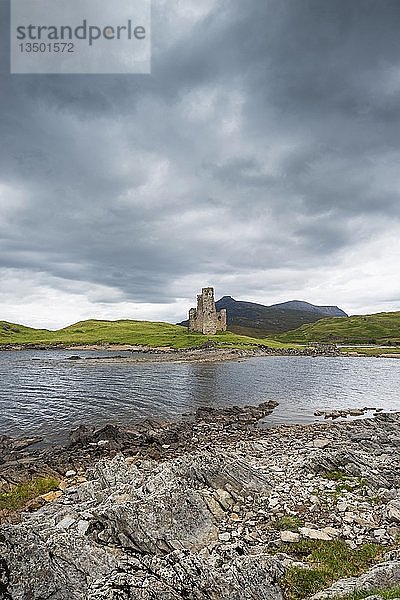 Ruinen von Ardvreck Castle auf einer Halbinsel im See von Loch Assynt  Sutherland  Schottisches Hochland  Schottland  Vereinigtes Königreich  Europa