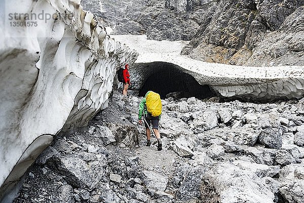 Zwei Wanderer an der Eiskapelle  Gletschermund  Gletscherzunge an der Watzmann Ostwand  Nationalpark Berchtesgaden  Watzmann  KÃ¶nigssee  Bayern  Deutschland  Europa