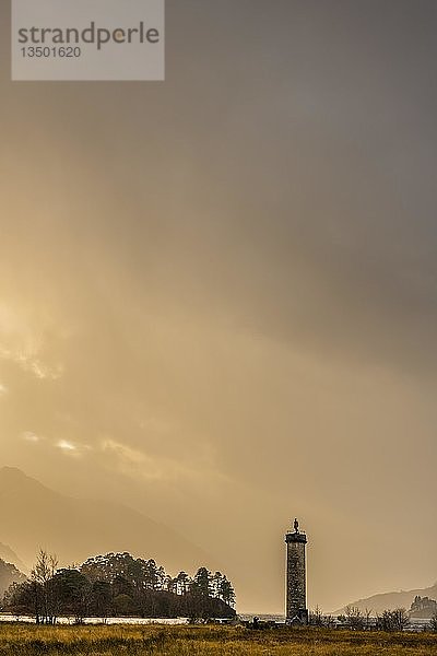 Loch Shiel mit Glenfinnan Monument unter bedrohlich bewölktem Himmel  Glenfinnan  westliche Highlands  Schottland  Großbritannien