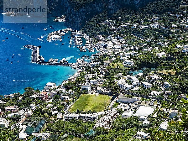 Blick auf die Stadt mit Marina Grande  Hafen mit Booten  Capri  Golf von Neapel  Kampanien  Italien  Europa
