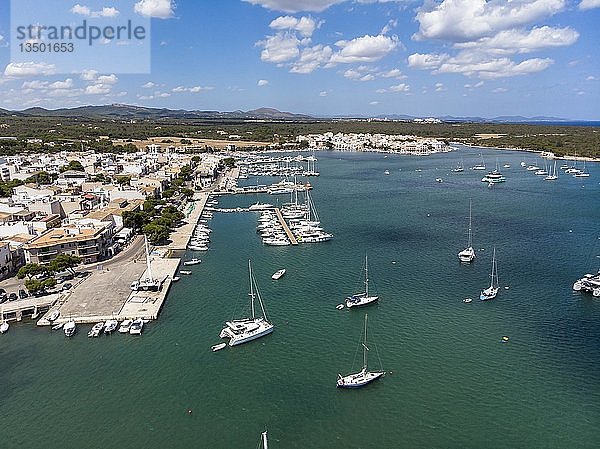 Luftaufnahme  Bucht  Hafen von Portocolom  Punta de ses Crestes  Potocolom  Mallorca  Balearische Inseln  Spanien  Europa