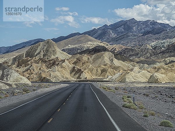 Einsame Straße durch Felslandschaft  Artists Drive  Highway 190  Death Valley National Park  Kalifornien  USA  Nordamerika