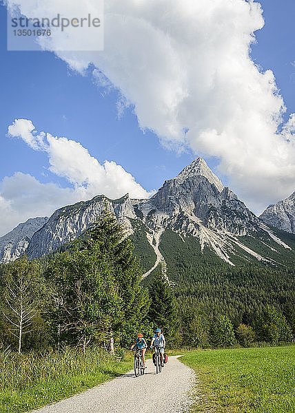 Zwei Mountainbiker  auf dem Radweg Via Claudia Augusta  Alpenübergang  auf der Rückseite Sonnenspitze  Berglandschaft  Tiroler Alpen  Alpenübergang  bei Ehrwald  Tirol  Österreich  Europa