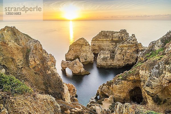 Klippen und Bögen in Ponta da Piedade bei Sonnenaufgang  Lagos  Algarve  Portugal  Europa