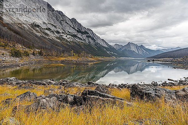 Berge spiegeln sich in einem See  Medicine Lake  Maligne Valley  Jasper National Park  Alberta  Kanada  Nordamerika
