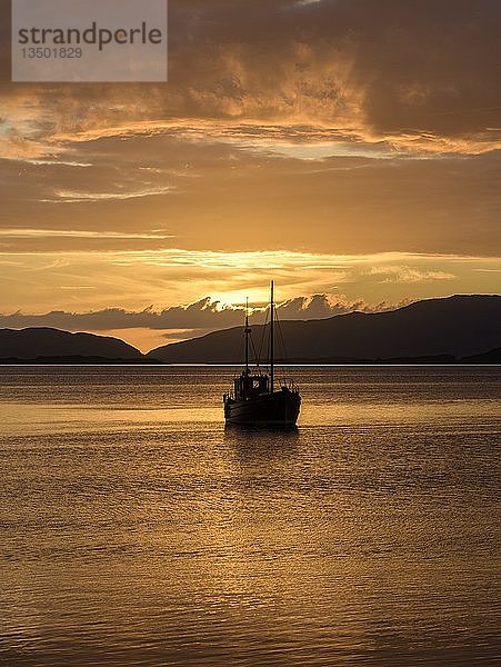 Sonnenuntergang über dem Meer und Holzboot  Crinan  Schottland  Großbritannien