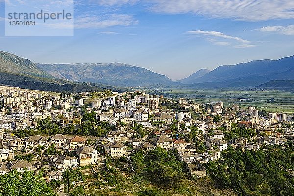 Stadtansicht Gjirokastra mit Bergen  Gjirokastër  Albanien  Europa