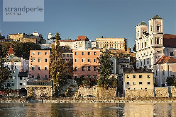Blick über den Inn auf die Jesuitenkirche St. Michael und die Veste Oberhaus  Passau  Niederbayern  Bayern  Deutschland  Europa