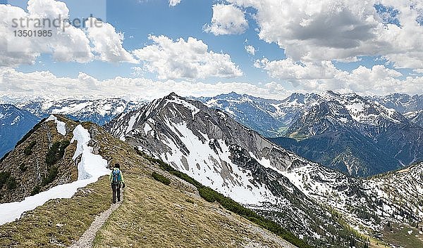 Wanderin auf Wanderweg  Überquerung vom Seekarspitz zum Seebergspitz  Tirol  Österreich  Europa