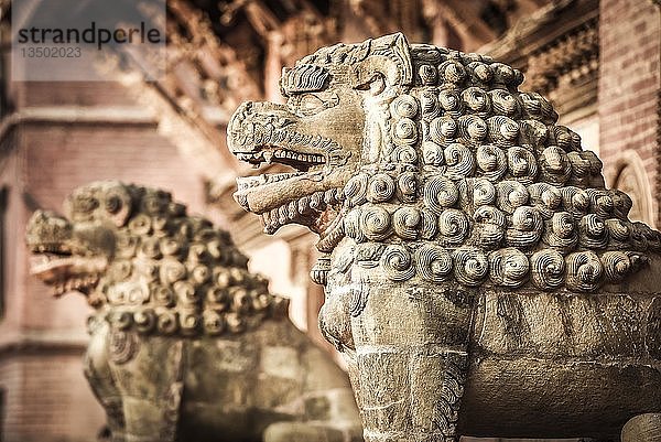 Antike Löwenfiguren  Königspalast  Durbar Square  Patan  Kathmandu TalHimalaya Region  Nepal  Asien