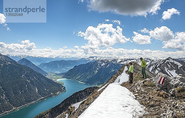 Zwei Wanderer auf dem Gipfel des Seekarspitz  Blick auf den Achensee  Tirol  Österreich  Europa