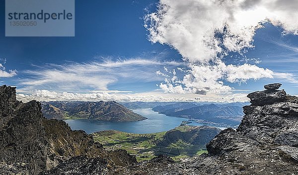 Blick von der Bergkette The Remarkables auf den Lake Wakatipu und die Berge  Queenstown  Otago  Südinsel  Neuseeland  Ozeanien