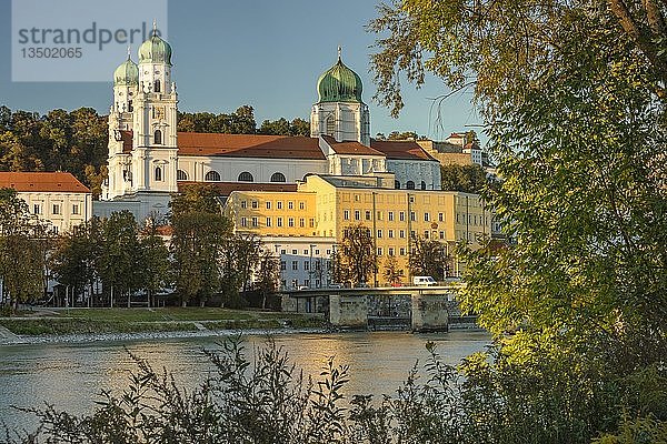 Blick über den Inn auf den Stephansdom und die Veste Oberhaus  Passau  Niederbayern  Bayern  Deutschland  Europa