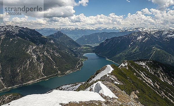 Blick auf den Achensee vom Wanderweg vom Seekarspitz zum Seebergspitz  Tirol  Österreich  Europa